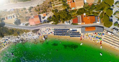 İtalya 'nın yaz mevsiminde Cavoli Sahili, Elba Adası' nın havadan inanılmaz manzarası..