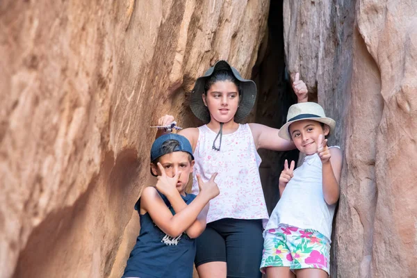 Drei Glückliche Kinderfreunde Freien Ausflugspfad Urlaub Freundschaft Und Urlaubskonzept — Stockfoto