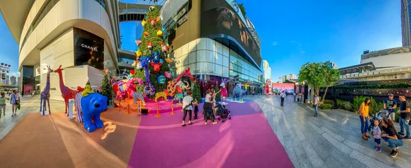 Bangkok Thailand December 2019 Turisták Élvezik Emquartier Egy Híres Bevásárlóközpont — Stock Fotó