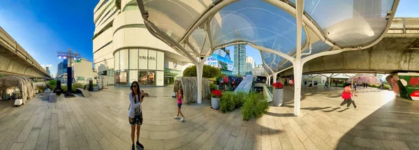 BANGKOK, THAILAND - 16 ARALIK 2019: Turistler Emquartier 'in tadını çıkarıyor. Ünlü bir alışveriş merkezidir. Panoramik görünüm.