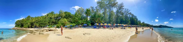 Phuket Thailand December 2019 Turisták Élvezik Gyönyörű Surin Beach Egy — Stock Fotó