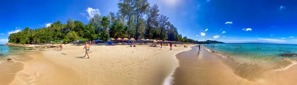 Phuket Thailand Noviembre 2019 Los Turistas Disfrutan Hermosa Playa Surin — Foto de Stock