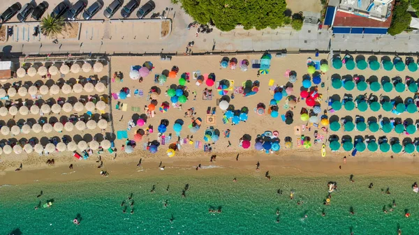 Vzdušný Výhled Lemované Plážové Deštníky Tropické Pláži — Stock fotografie