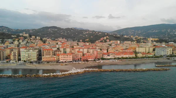 Chiavari, Liguria, İtalyan sahil şeridi. Sonbaharda şehir manzarasının hava görüntüsü.