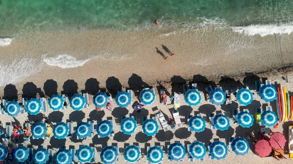 Vzdušný Výhled Lemované Plážové Deštníky Tropické Pláži — Stock fotografie