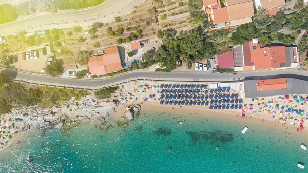 Yaz mevsiminde güzel plaj şemsiyeleri manzarası, Cavoli Sahili, Elba Adası - İtalya.