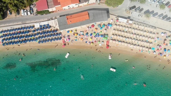 Schöne Luftaufnahme Von Sonnenschirmen Der Sommersaison Strand Von Cavoli Insel — Stockfoto