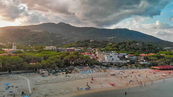 Marina Di Campo, Elba Adası. İtalya 'nın güzel hava manzarası.