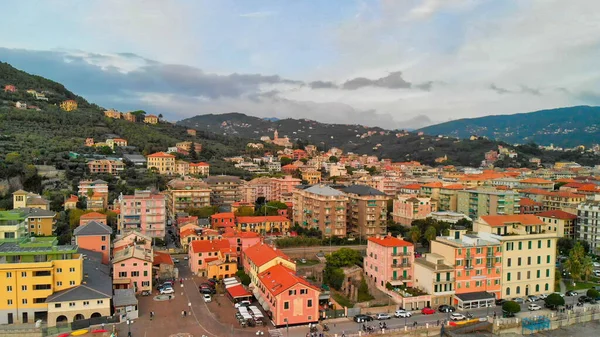Chiavari, Liguria, İtalya 'nın havadan görünüşü. Gün batımında İHA 'dan şehir manzarası.
