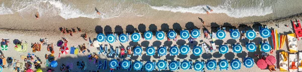 夏季海滩雨伞的美丽鸟瞰 — 图库照片