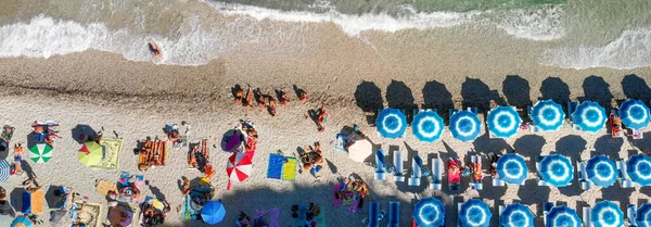 Yaz Mevsiminde Kumsal Şemsiyelerinin Güzel Hava Manzarası — Stok fotoğraf