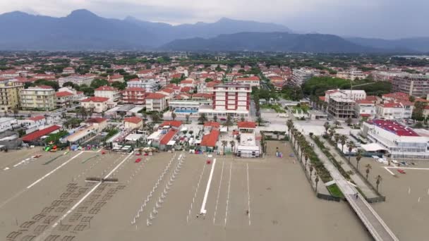 Litoral da Toscana em um dia nublado primavera. Preparação para a temporada de verão — Vídeo de Stock