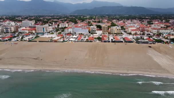 Prachtig uitzicht vanuit de lucht op Lido Di Camaiore op een lenteochtend, Toscane — Stockvideo