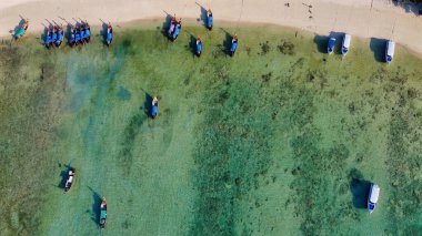 Uzun Kuyruk teknelerinin güzel bir Tayland plajındaki havadan görünüşü.