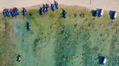 Tayland sahil şeridindeki Long Tail Boats 'ın muhteşem hava manzarası..