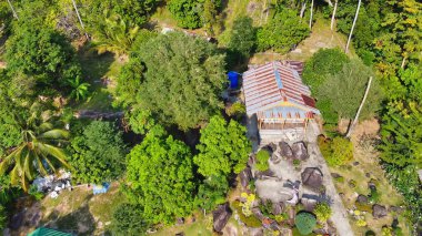 Phi Phi Don 'un güneşli bir günbatımında birinci perdeden görünüşü, Tayland.