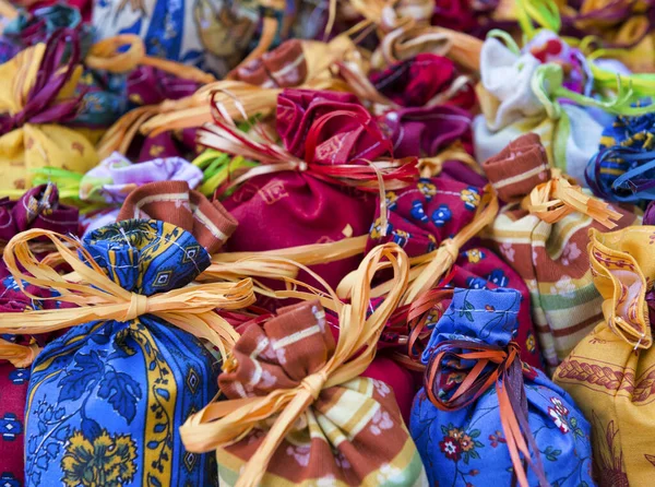 Sacos Pequenos Têxteis Coloridos Amarrados Com Uma Corda Palha — Fotografia de Stock
