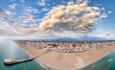 Lido Di Camaiore sahil şeridi, Toskana. Yaz günbatımında inanılmaz hava manzarası.