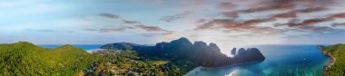 Phi Phi Adaları Plajı. Loh Lana Körfezi panoramik hava manzarası Kış günbatımında, Tayland