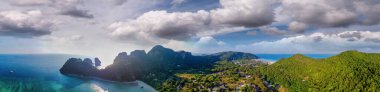 Phi Phi Adaları Plajı. Loh Lana Körfezi panoramik hava manzarası Kış günbatımında, Tayland