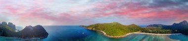 Phi Phi Adaları Plajı. Loh Lana Körfezi panoramik hava manzarası Kış günbatımında, Tayland