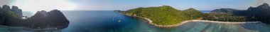 Phi Phi Adaları Plajı. Loh Lana Körfezi panoramik hava manzarası Kış günbatımında, Tayland