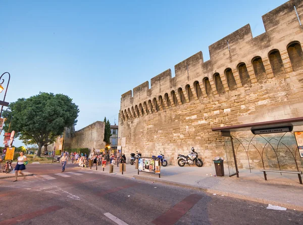 Avignon Francie Červen 2014 Krásný Pohled Středověké Městské Hradby Turisty — Stock fotografie