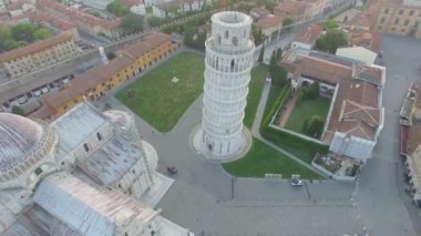 Güneşli bir sabahta, mucizeler Tarlası 'nın muhteşem hava manzarası. Kule, Baptistery ve Katedral, Pisa, Toskana