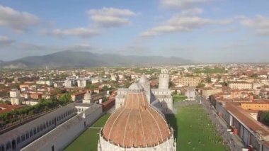 Güneşli bir sabahta, mucizeler Tarlası 'nın muhteşem hava manzarası. Kule, Baptistery ve Katedral, Pisa, Toskana