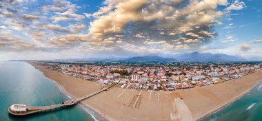İtalya, Alacakaranlıkta Lido di Camaiore 'un hava manzarası.