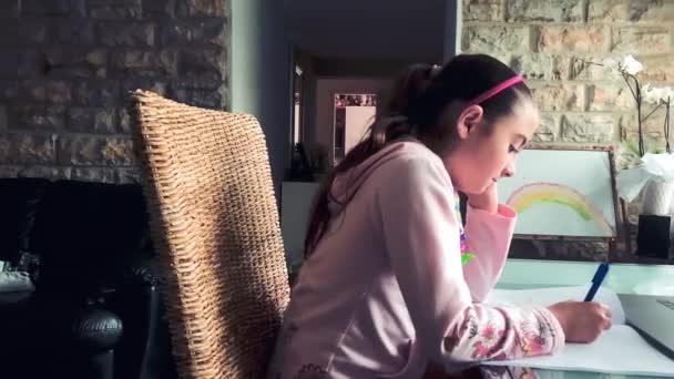 Jong meisje thuis in afstandsonderwijs met haar laptop — Stockvideo