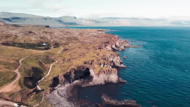 Arnarstapi kustlijn in sumemr seizoen, Snaefellsnes schiereiland, IJsland. Luchtfoto van drone — Stockvideo