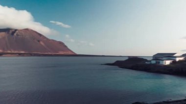 Borgarnes, Snaefellsnes yarımadası, İzlanda. Yaz günbatımında İHA 'dan hava görüntüsü. Yavaş çekim