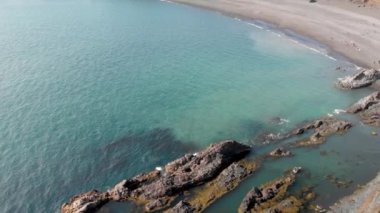 İzlanda 'nın Djupalonssandur kıyısında. Yaz sezonunda inanılmaz drone görüntüsü