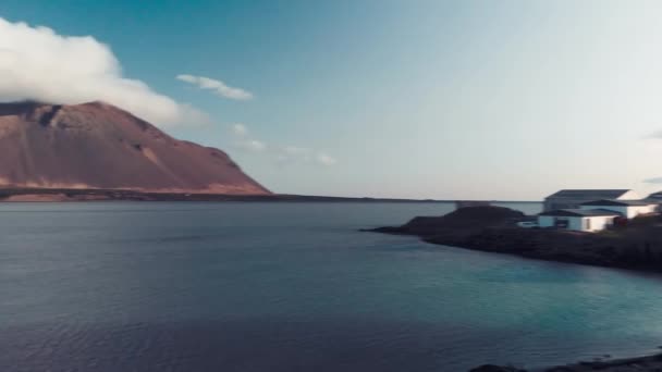Borgarnes, poloostrov Snaefellsnes, Island. Letecký pohled z dronu při západu slunce. Zpomalený pohyb — Stock video