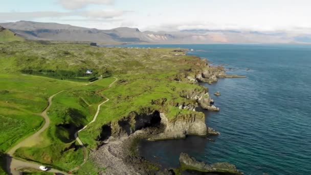 Arnarstapi kustlijn in sumemr seizoen, Snaefellsnes schiereiland, IJsland. Luchtzicht vanuit de drone. Langzame beweging — Stockvideo