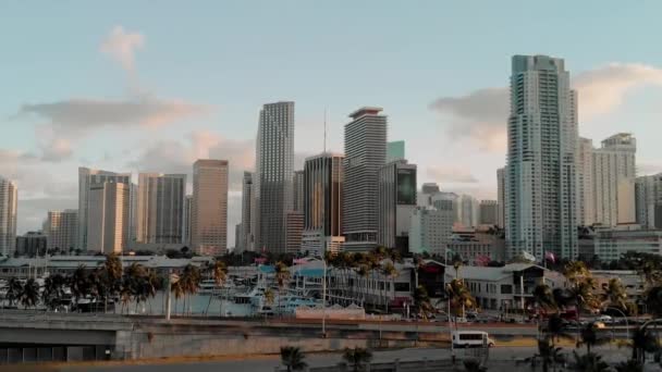 日没のダウンタウンマイアミの空中ビュー。スローモーション — ストック動画