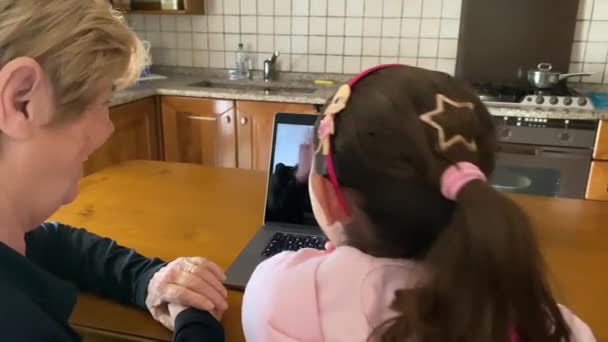 Chica joven con su abuela en un videocall con sus padres — Vídeos de Stock