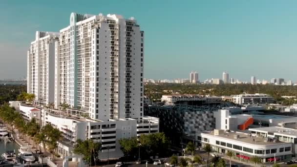 Increíble horizonte de Miami desde las Islas Miami. Drone cámara lenta — Vídeo de stock