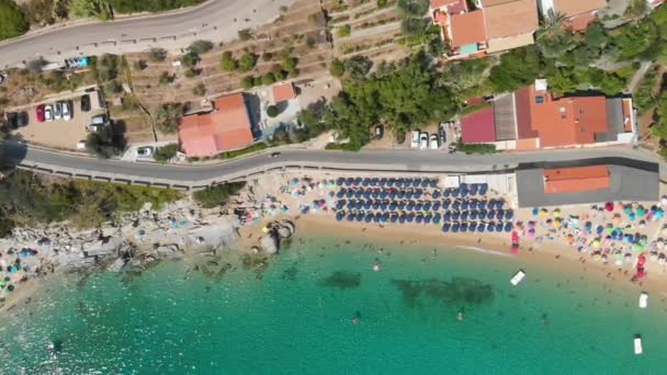 Superbe vue aérienne de Cavoli Beach, île d'Elbe en saison estivale, Italie. Mouvement lent — Video