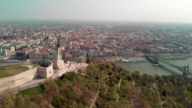 Macaristan 'ın bahar mevsiminde Budapeşte şehir manzarasının panoramik manzarası. Yavaş çekim