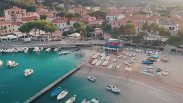 Pobřeží Marina di Campo, ostrov Elba. Letecký pohled na italské pobřeží v letní sezóně — Stock video