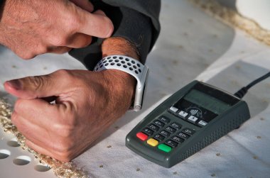 Temassız ödeme. Akıllı adam taşınabilir makineye yaklaşıyor..