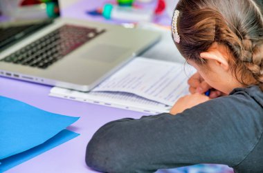 Evde bilgisayar kullanan genç bir kız. Akıllı öğrenme kavramı.