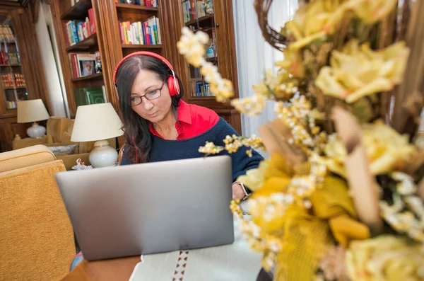 Travailler Intelligemment Dans Temps Coronavirus Femme Affaires Dans Son Bureau — Photo