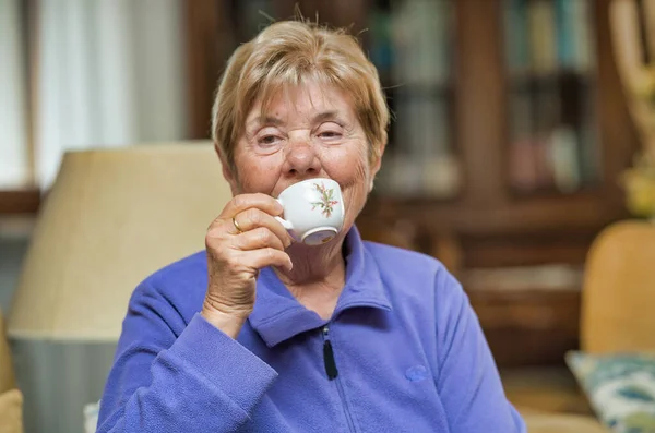 Starsza Kobieta Domu Sączy Kawę — Zdjęcie stockowe