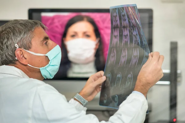 Dottore Sta Guardando Radiografia Una Paziente Videochiamata Concetto Emergenza Mondiale — Foto Stock