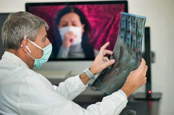 Dokter Kijkt Naar Röntgenscan Van Vrouwelijke Patiënt Videocall Coronavirus Wereld — Stockfoto