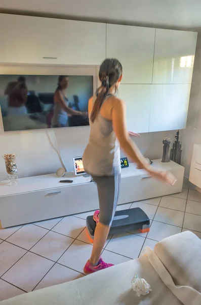 Mulher Fazendo Exercícios Dentro Sua Casa — Fotografia de Stock