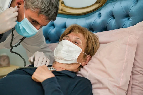 Elderly Woman Bed Wearing Mask Coronavirus Emergency Male Doctor Visiting — Stock Photo, Image